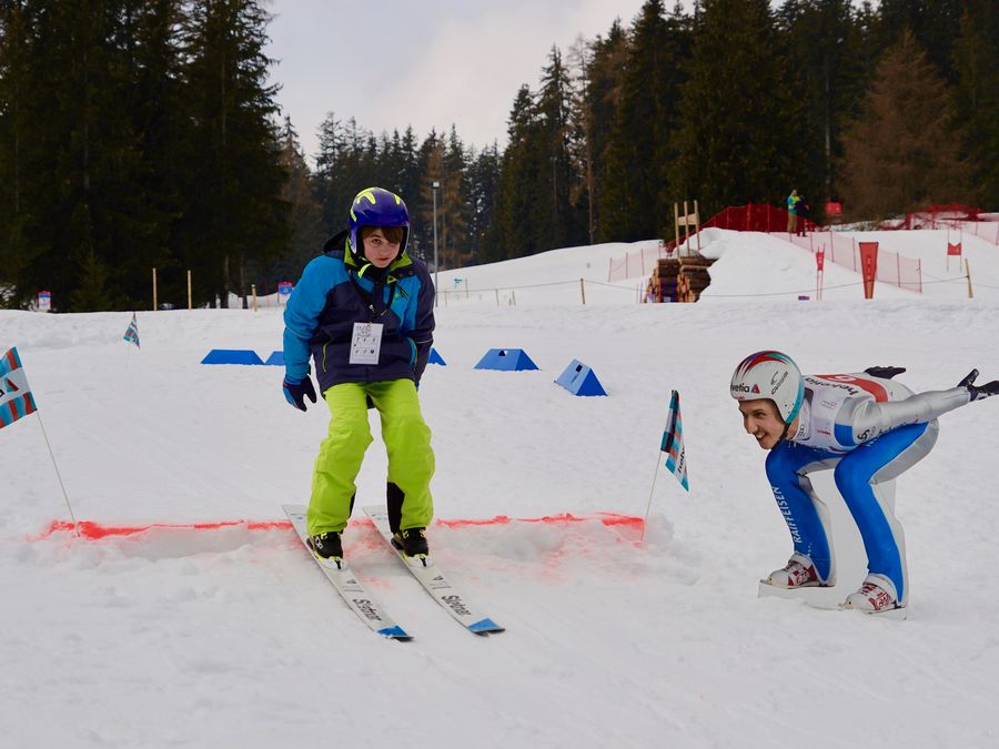 Kinder auf Skiern im Parcours am Wintersportfestival