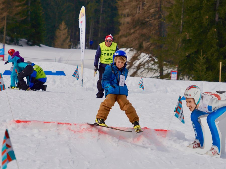 Teilnehmende im Skiparcours