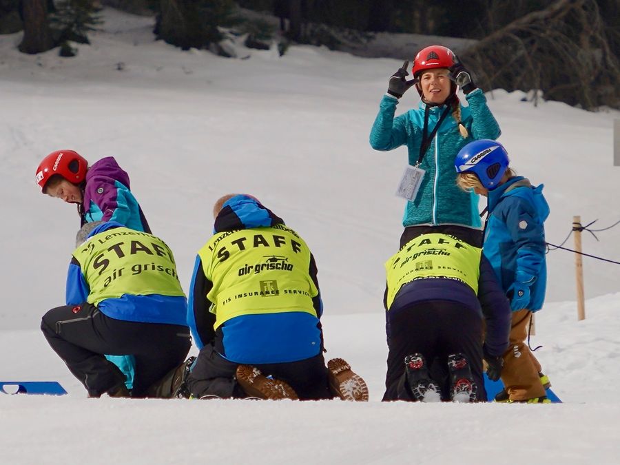 Helferinnen und Helfer richten den Parcours ein