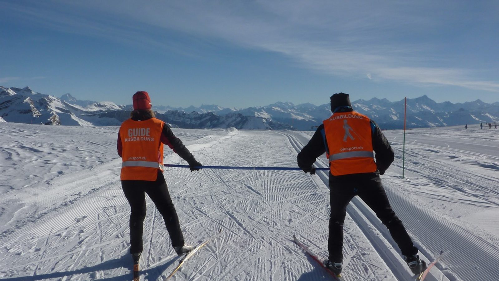 Zwei Langläuferinnen auf der Loipe in der Lenzerheide
