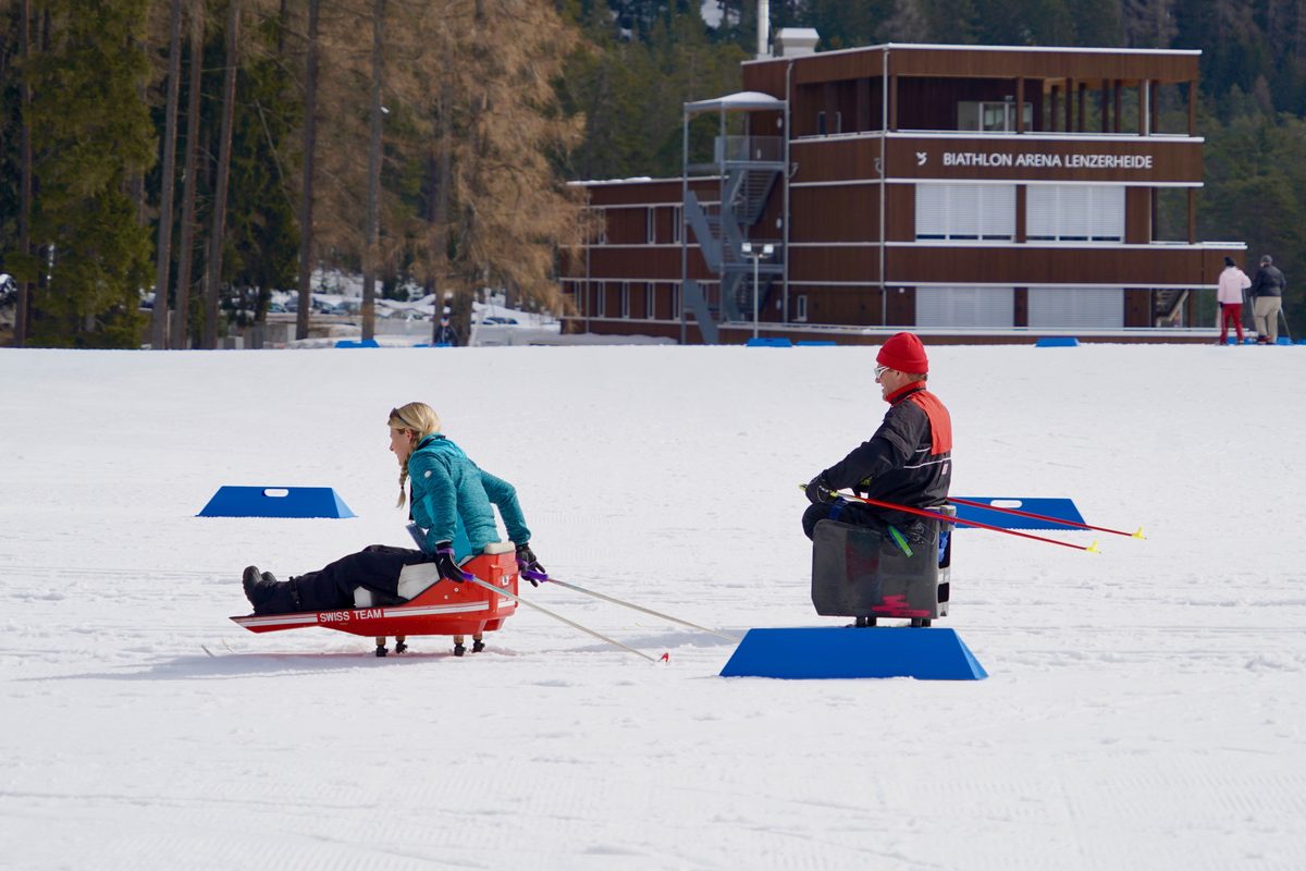 Sitzski-Langläufer vor der Biathlon Arena Lenzerheide